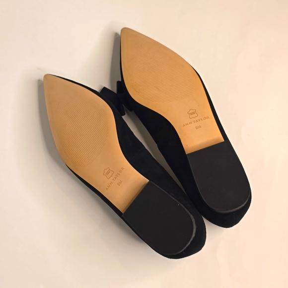 Ann Taylor Elegant Black Suede Bow Flats Size 9 - Picture 2 of 3